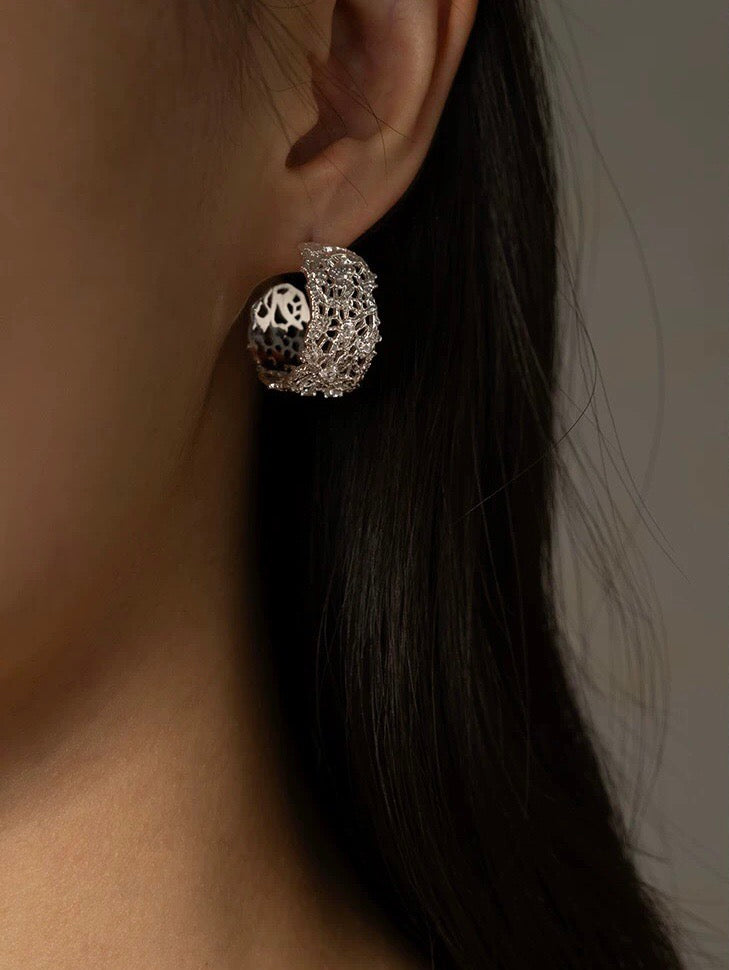 18K The Lace Collection: Intricate Hollow-Out Earrings
